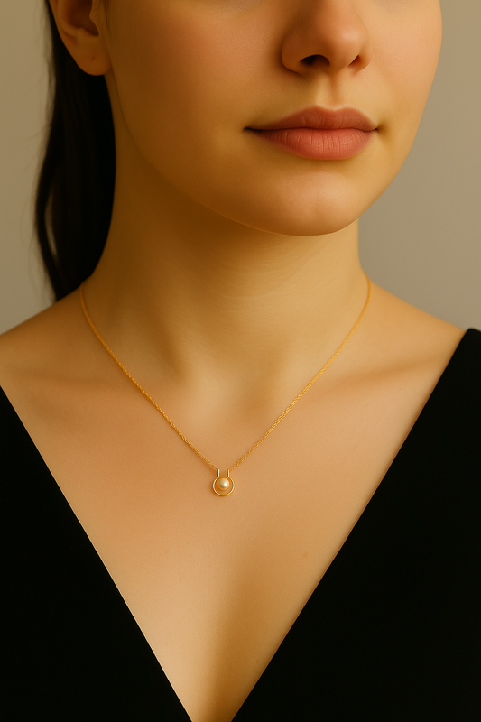 Fortuna- 18k Gold Horseshoe Akoya Pearl Pendant