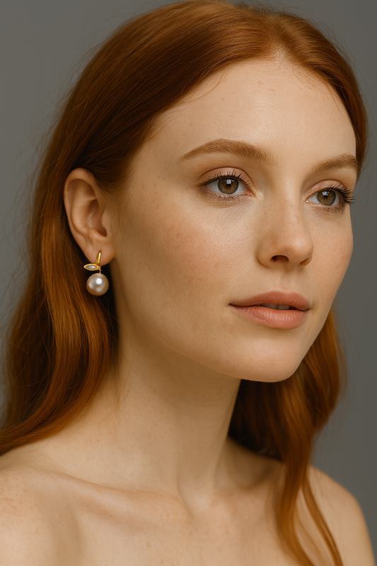 Pomelle - Akoya Pearl Stud Earrings in 18K Gold, diamonds