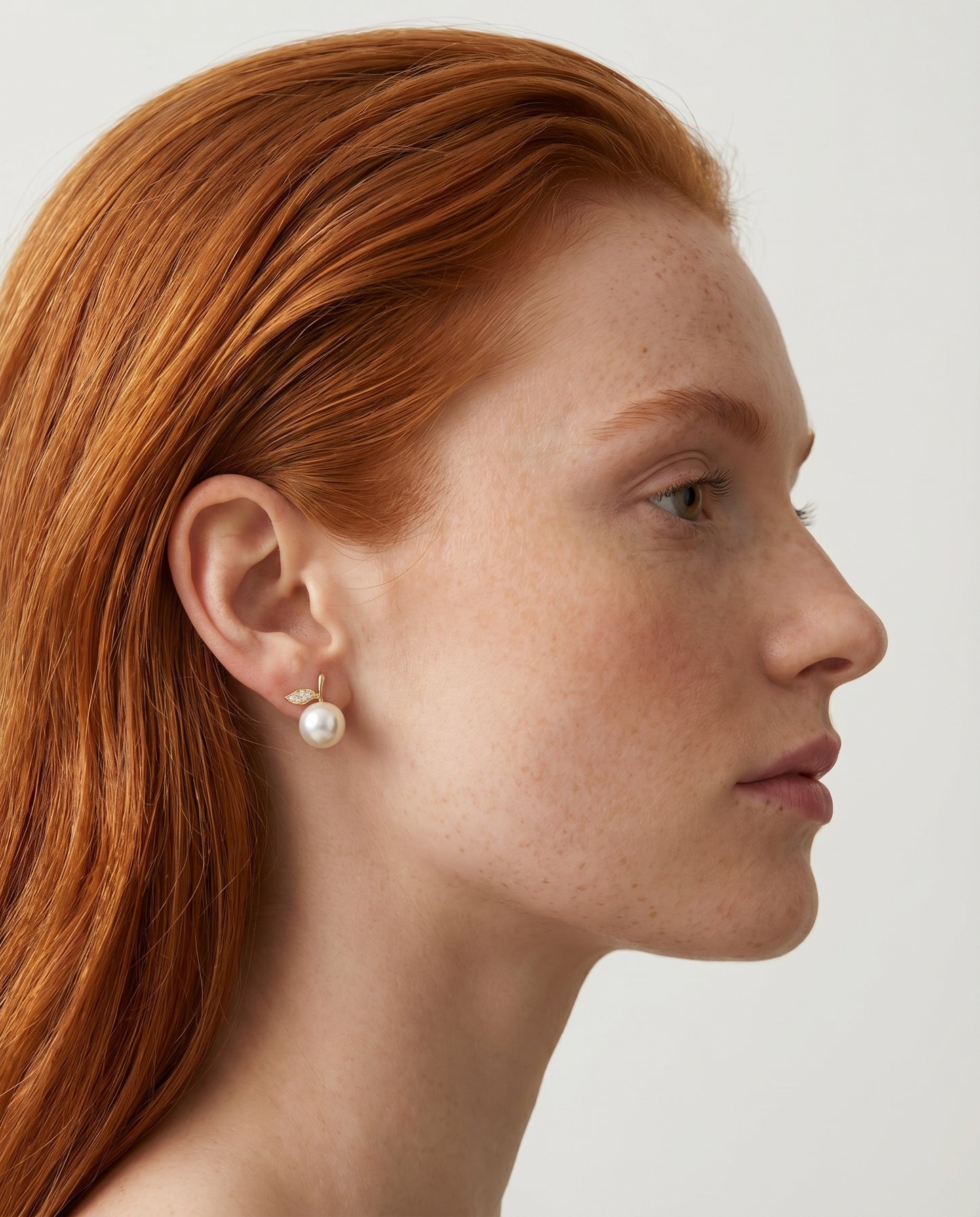 Pomelle - Akoya Pearl Stud Earrings in 18K Gold, diamonds