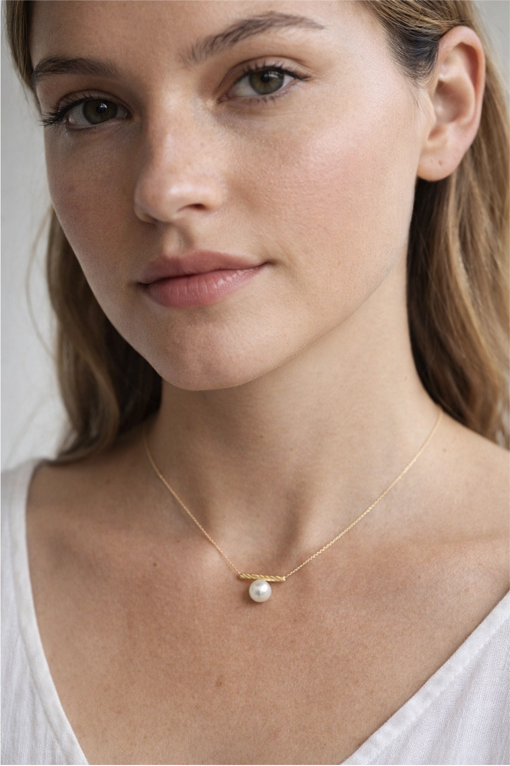 Luna - Akoya Pearl Bar Pendant in 18K Gold